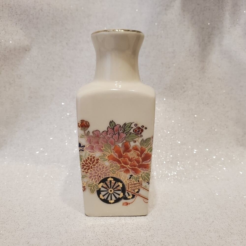 VINTAGE 1970s Miyako Style Mini white vase Oriental Japanese made in Japan